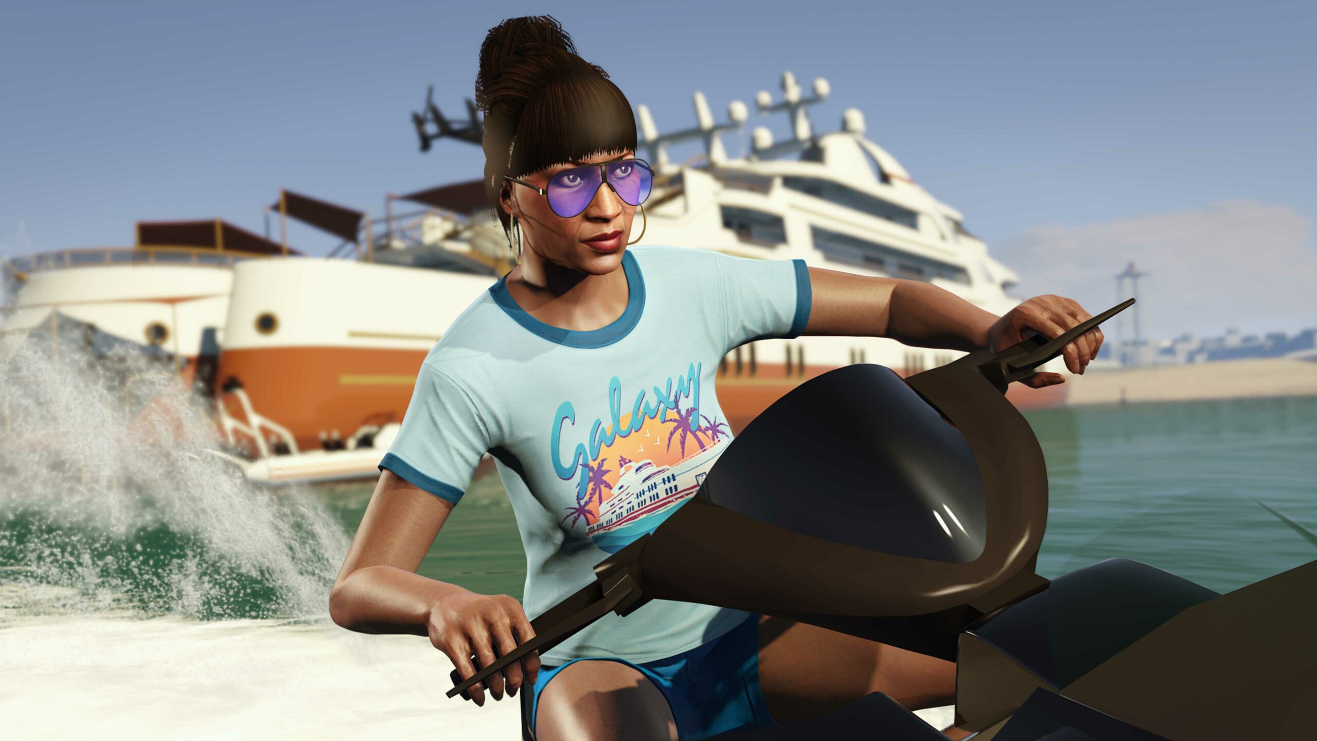 Uma personagem andando de jet ski usando uma camiseta azul com estampa retrô temática dos anos 1980 de um pôr do sol laranja e palmeiras roxas com o texto “Galaxy” acima de um iate na água.