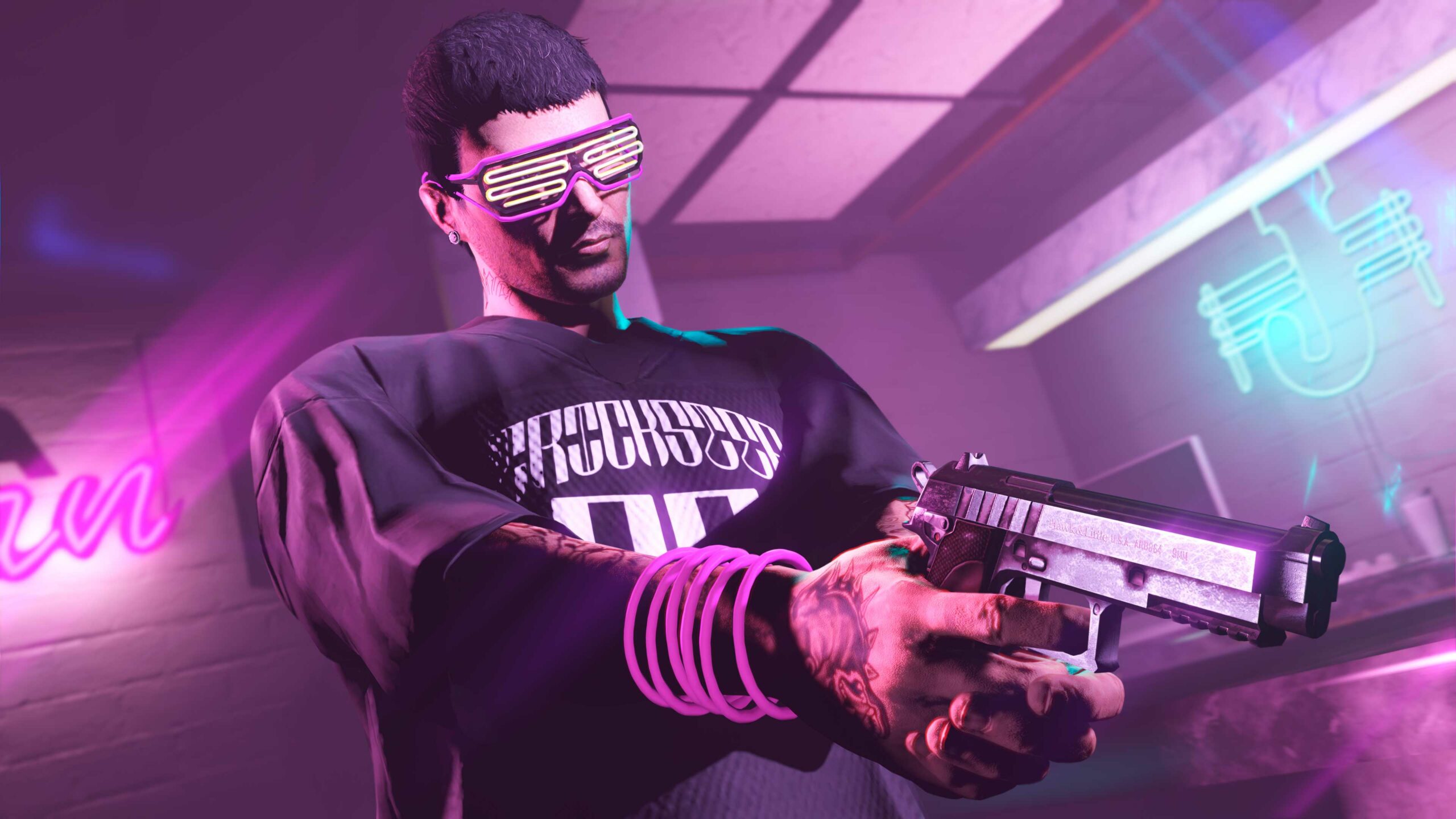 Imagem de personagem no GTA Online usando os óculos fluorescentes Rosa e Amarelo