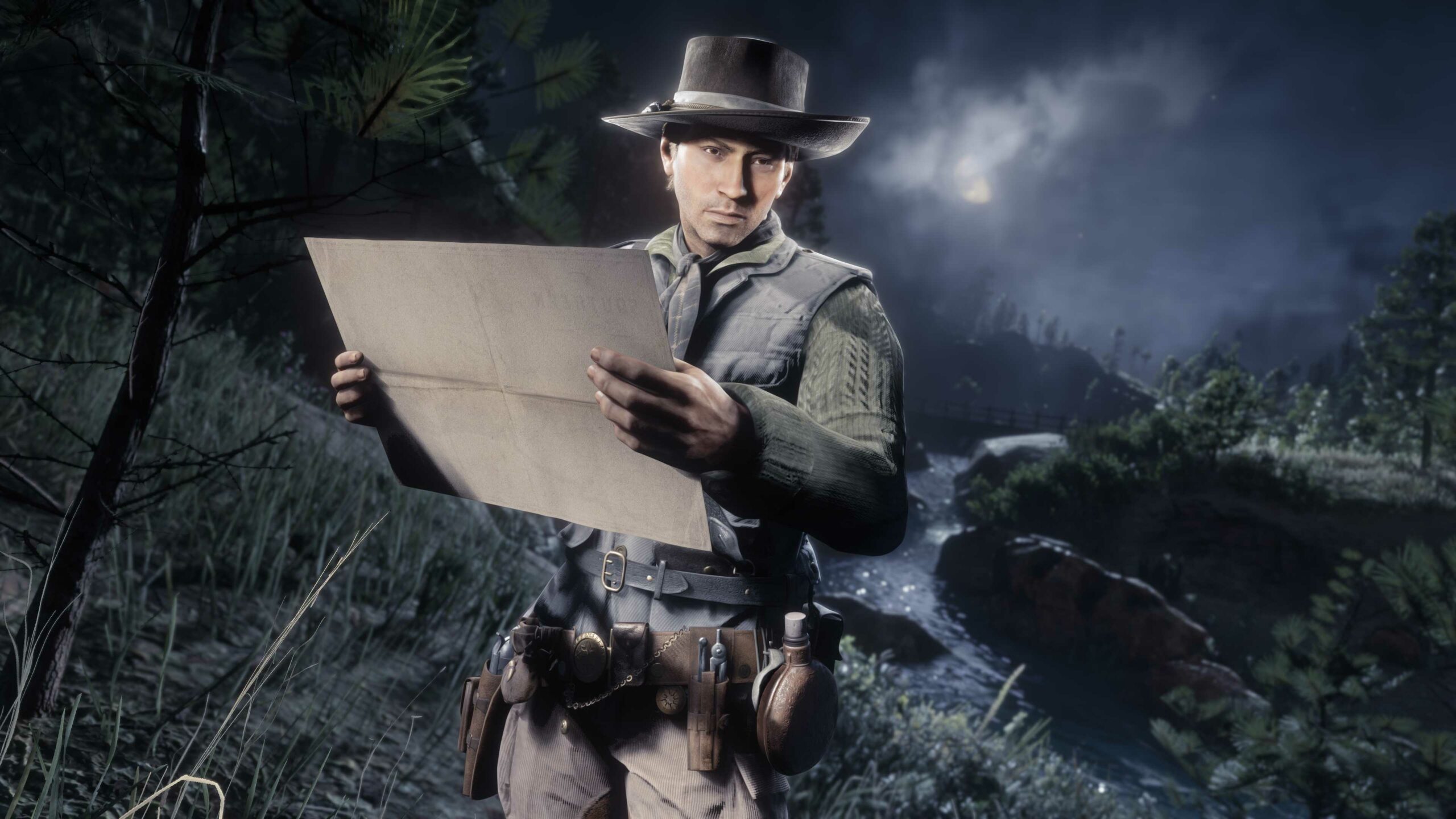 Personagem do Red Dead Online sob o céu enluarado segurando um mapa e olhando para o além.