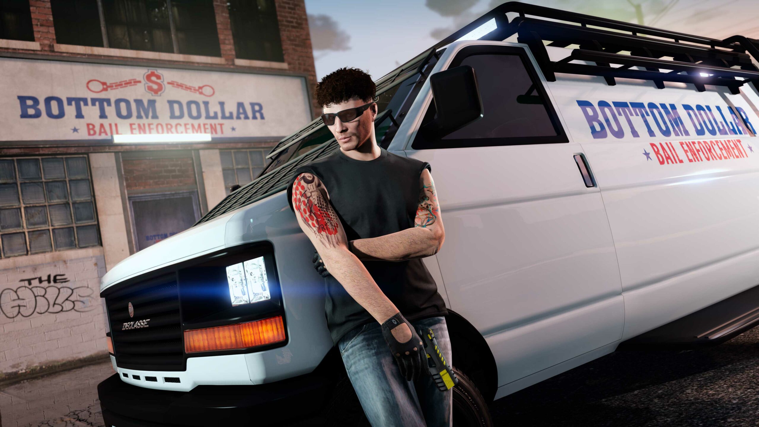 Um personagem de GTA Online encostado em uma van da Central de Detenção Bottom Dollar, na frente do prédio da companhia.