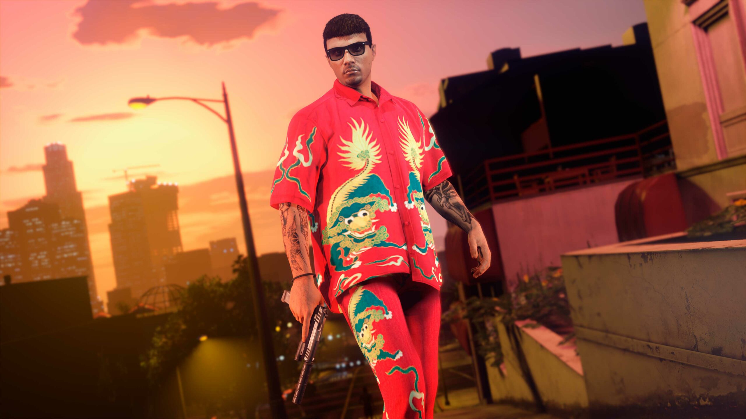 Imagem de um personagem no GTA Online usando a camisa Gola clássica SC dragão vermelha e calça Bordada SC dragão vermelha