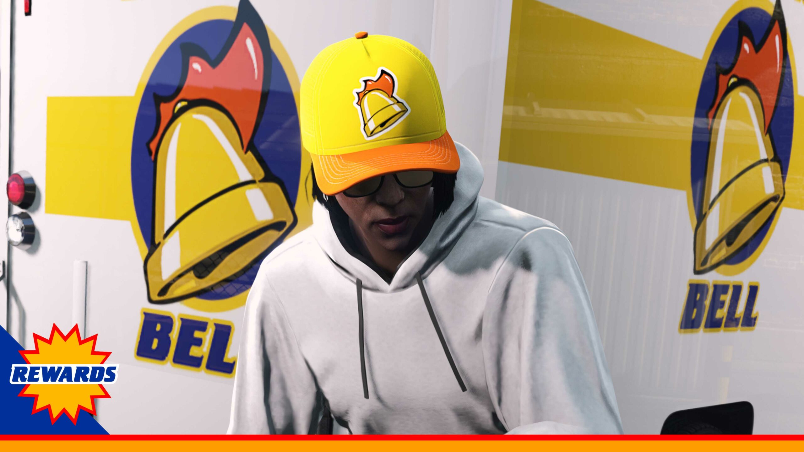 Um jogador de GTA Online com boné amarelo do Cluckin' Bell de aba laranja.