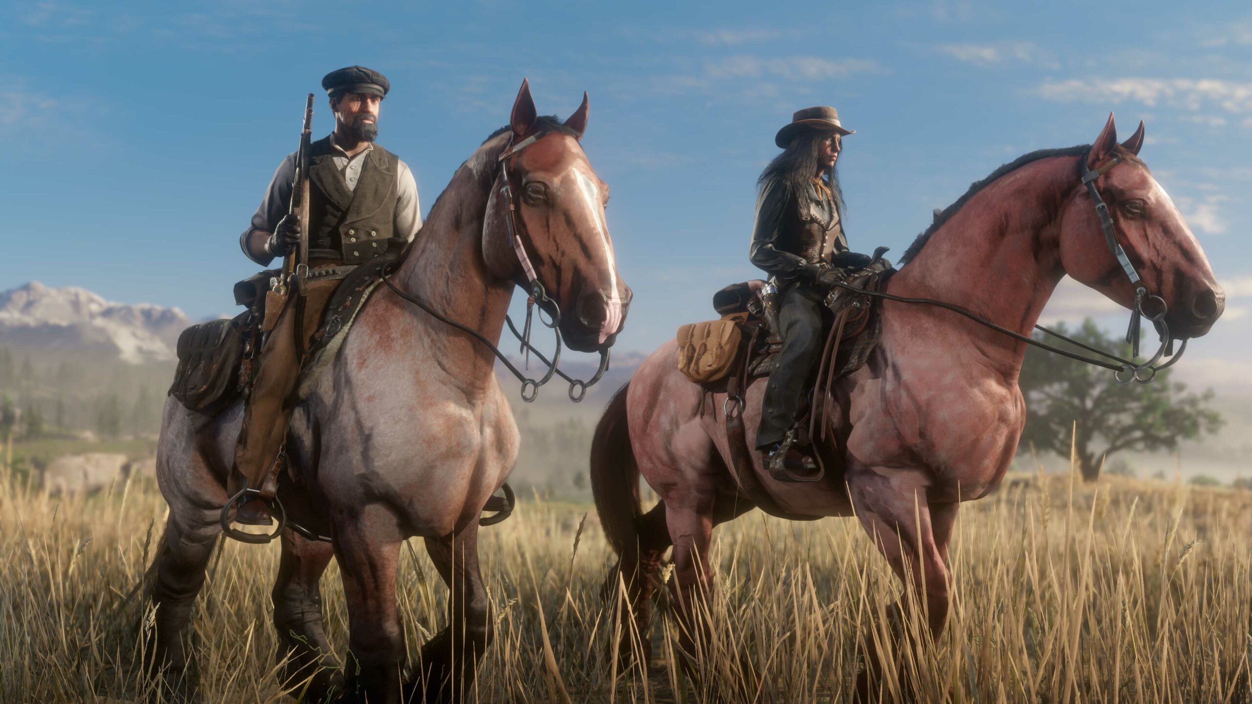 Dois personagens de Red Dead Online em seus cavalos. Eles estão usando o traje de “Recompensas Adicionais”.