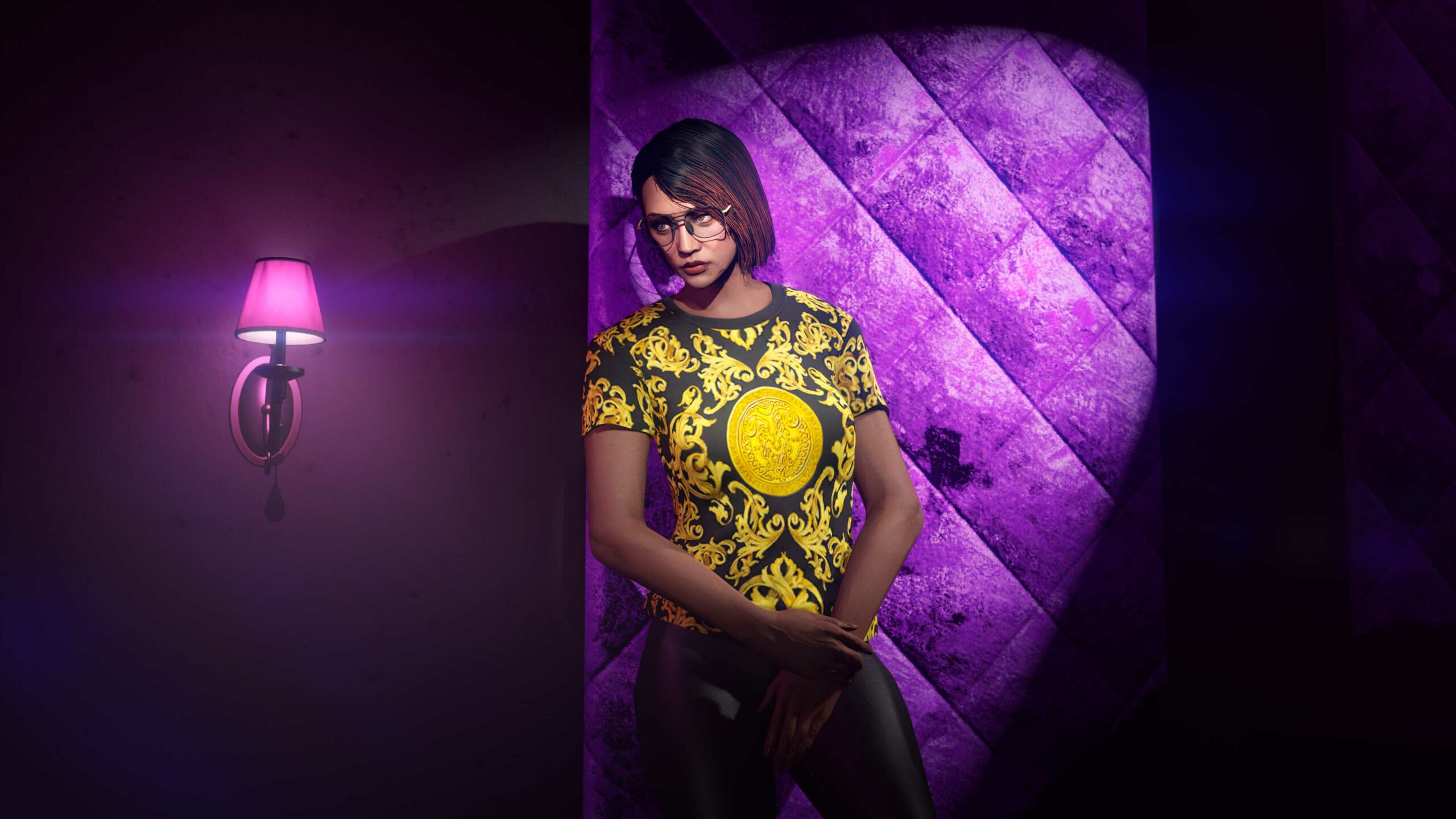 Um personagem de GTA Online em frente a uma textura em forma de diamantes, iluminada por um holofote roxo, vestindo a Camiseta SC Decorada Preta.