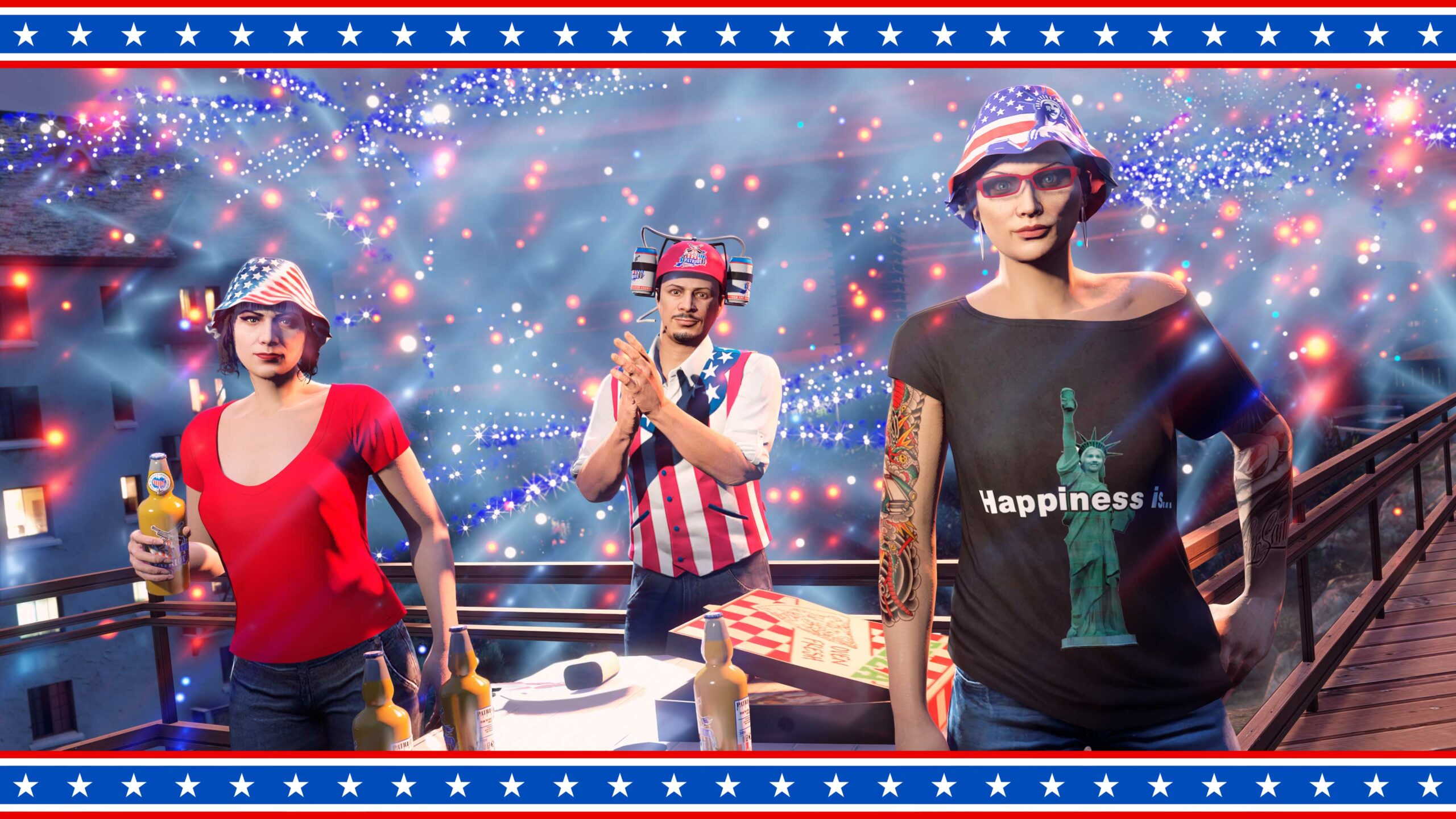 Três personagens do GTA Online cercados por fogos de artifício vermelhos, brancos e azuis. Eles estão vestidos com diversas peças de vestuário patrióticas, incluindo o Chapéu Balde Estrelas e Listras, o Chapéu Patriot e a Camiseta Estátua da Felicidade, na qual há o texto “Happiness is...” e uma estátua levantando uma lata.