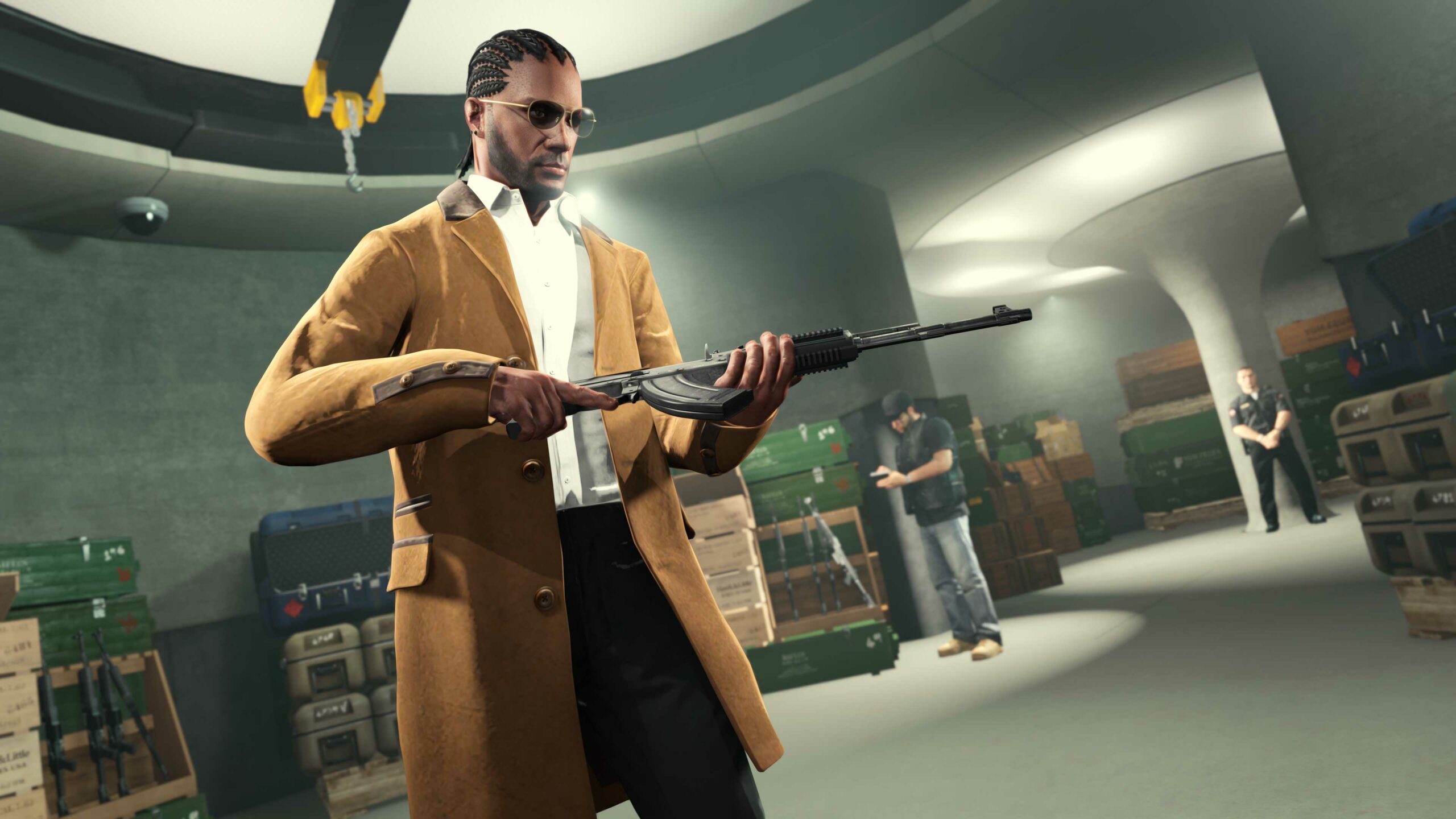 Um personagem do GTA Online confere uma arma, cercado por várias armas e caixas de munição.