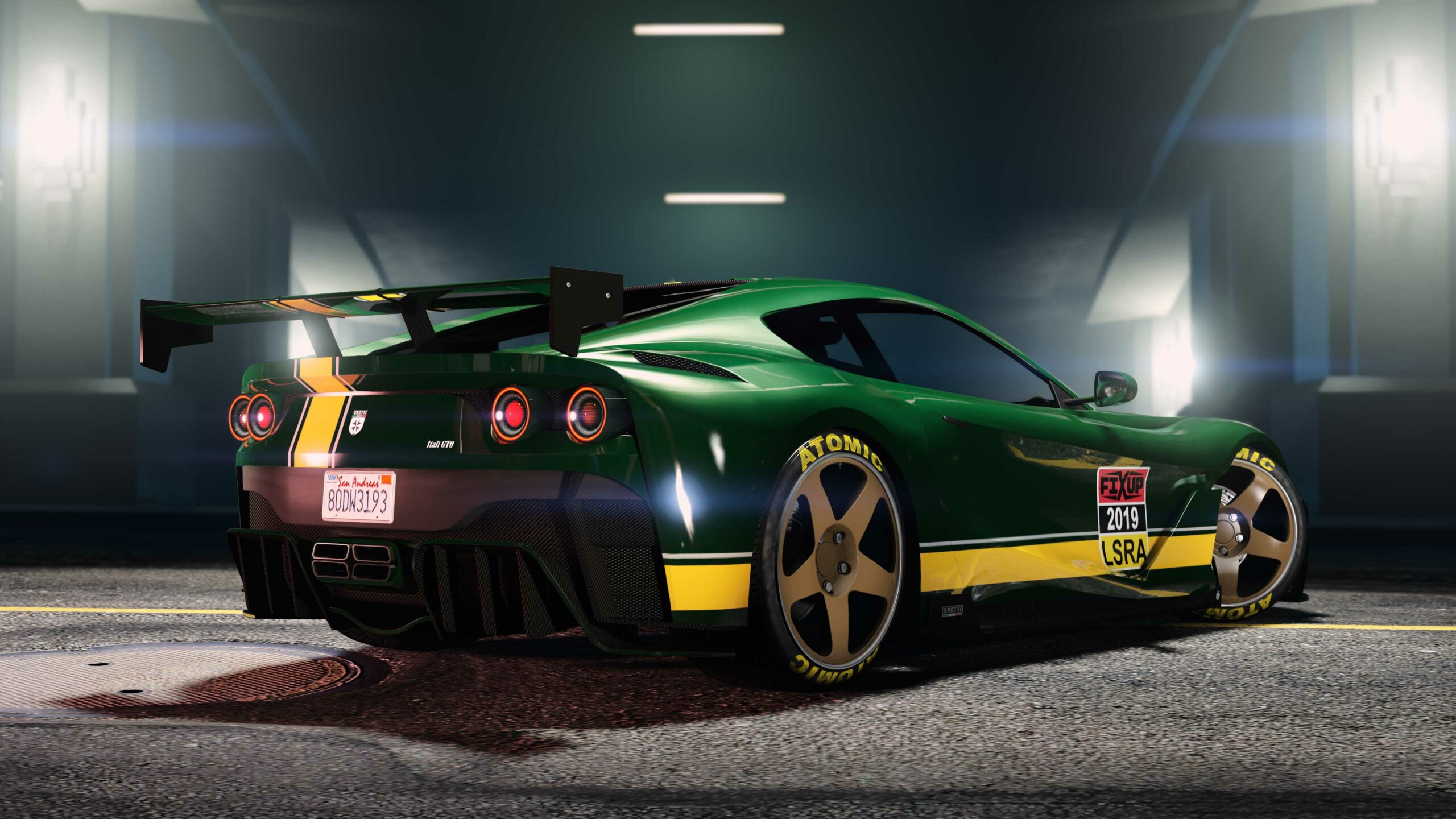 Um Grotti Itali GTO verde com uma listra de corrida amarela.