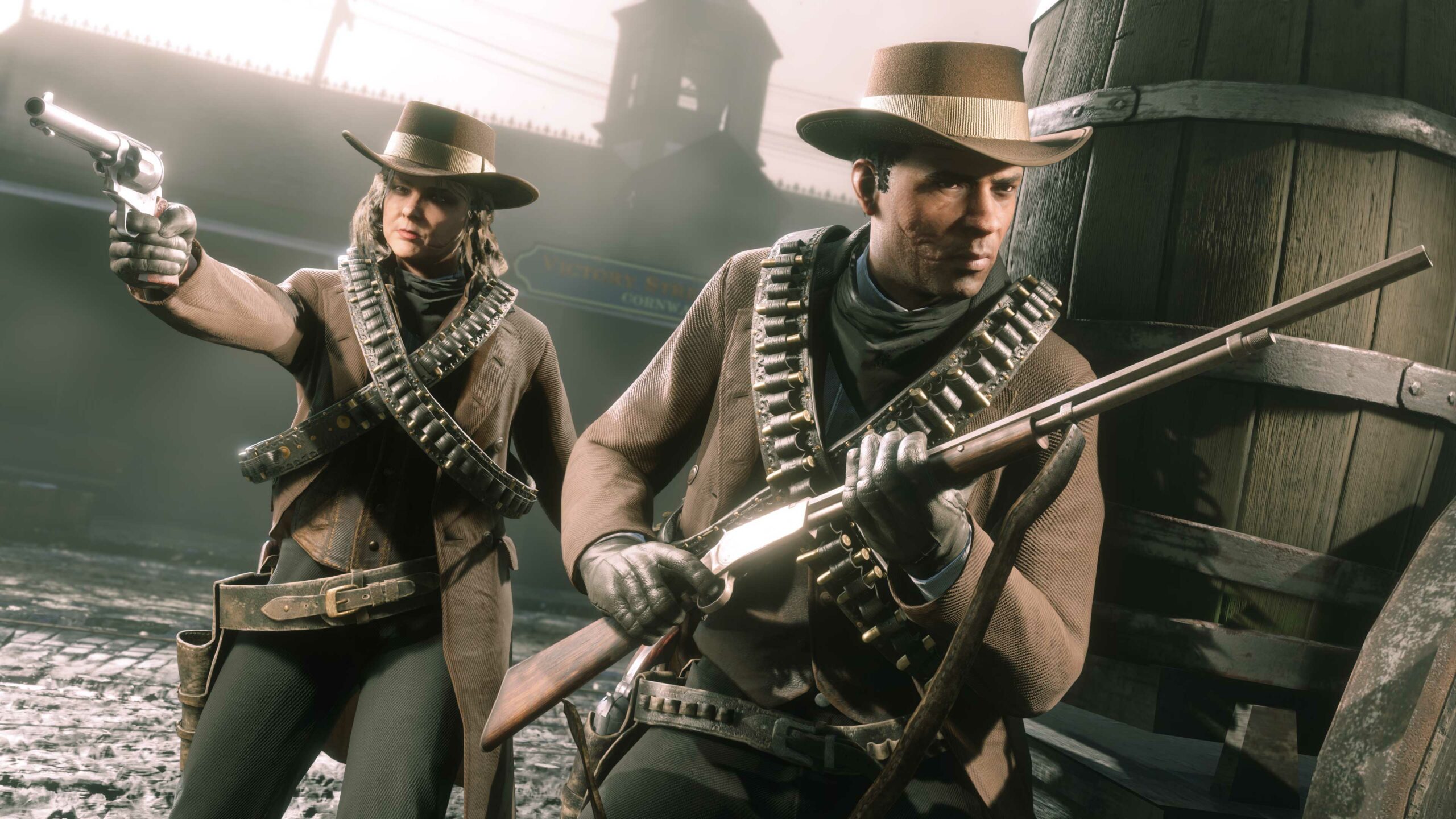 Dois jogadores de Red Dead Online se protegendo atrás de barris, aparentemente prontos para o combate.