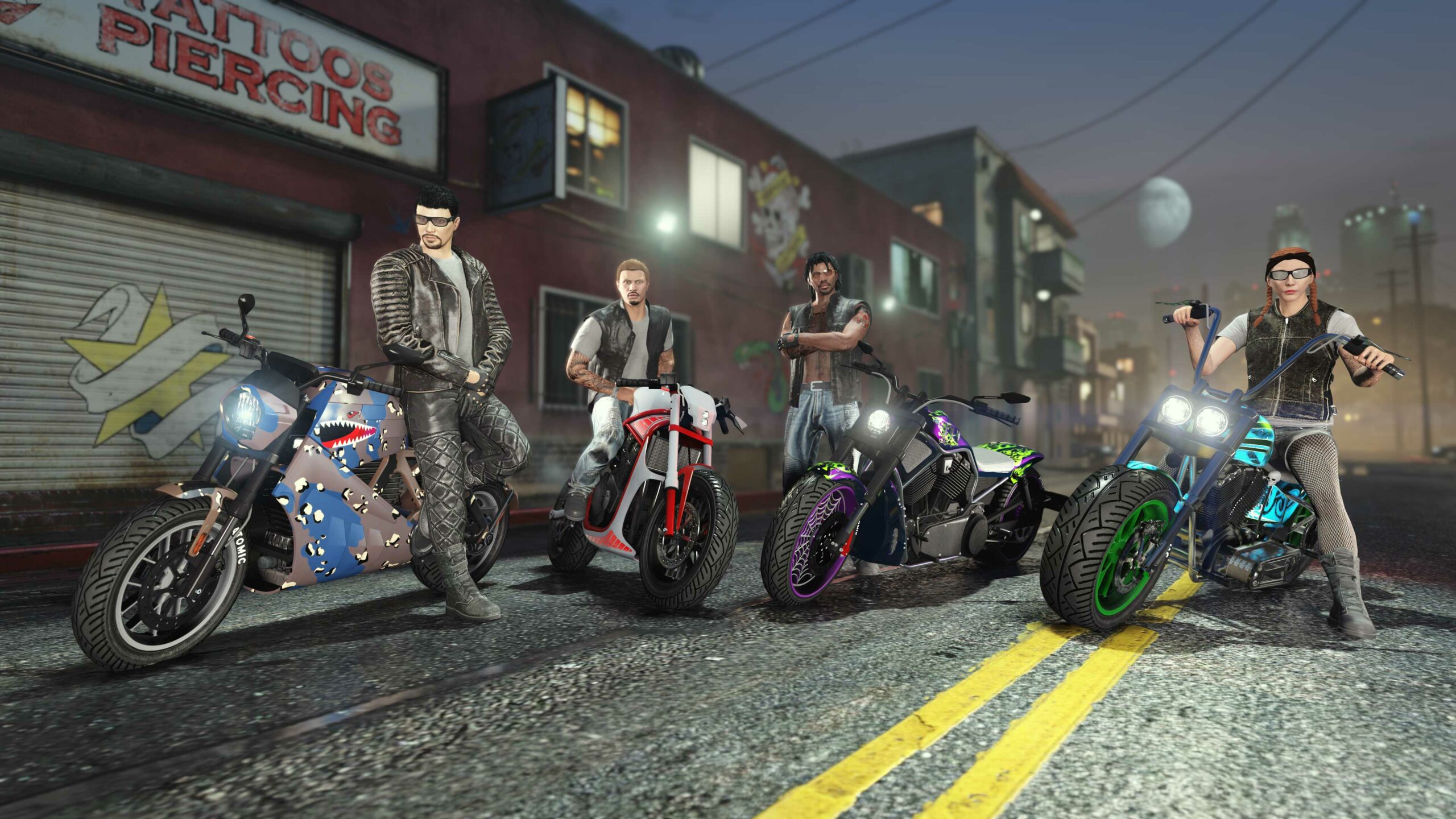 Quatro motoqueiros no GTA Online posam do lado de fora de um Motoclube com suas motos personalizadas.