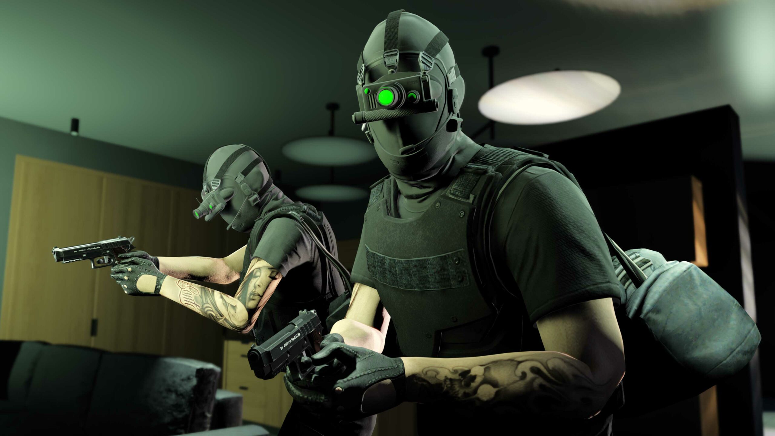 Dois personagens do GTA Online armados usando máscaras de visão noturna.