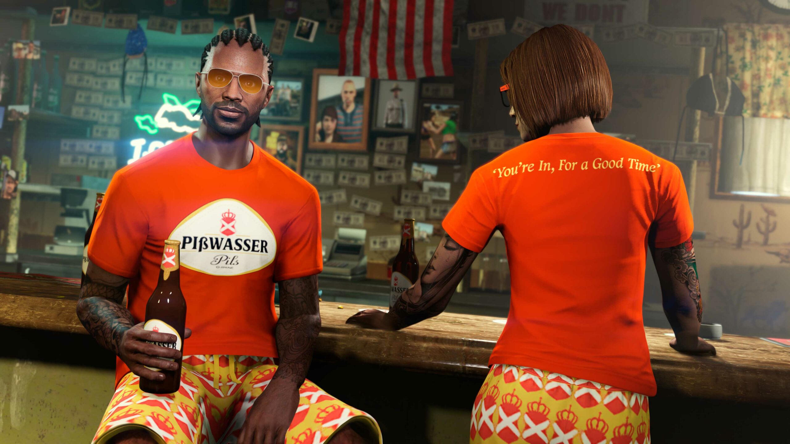 Dois personagens de GTA Online bebendo no bar e vestindo a camisa Pisswasser Vibes e a bermuda Pisswasser ouro.