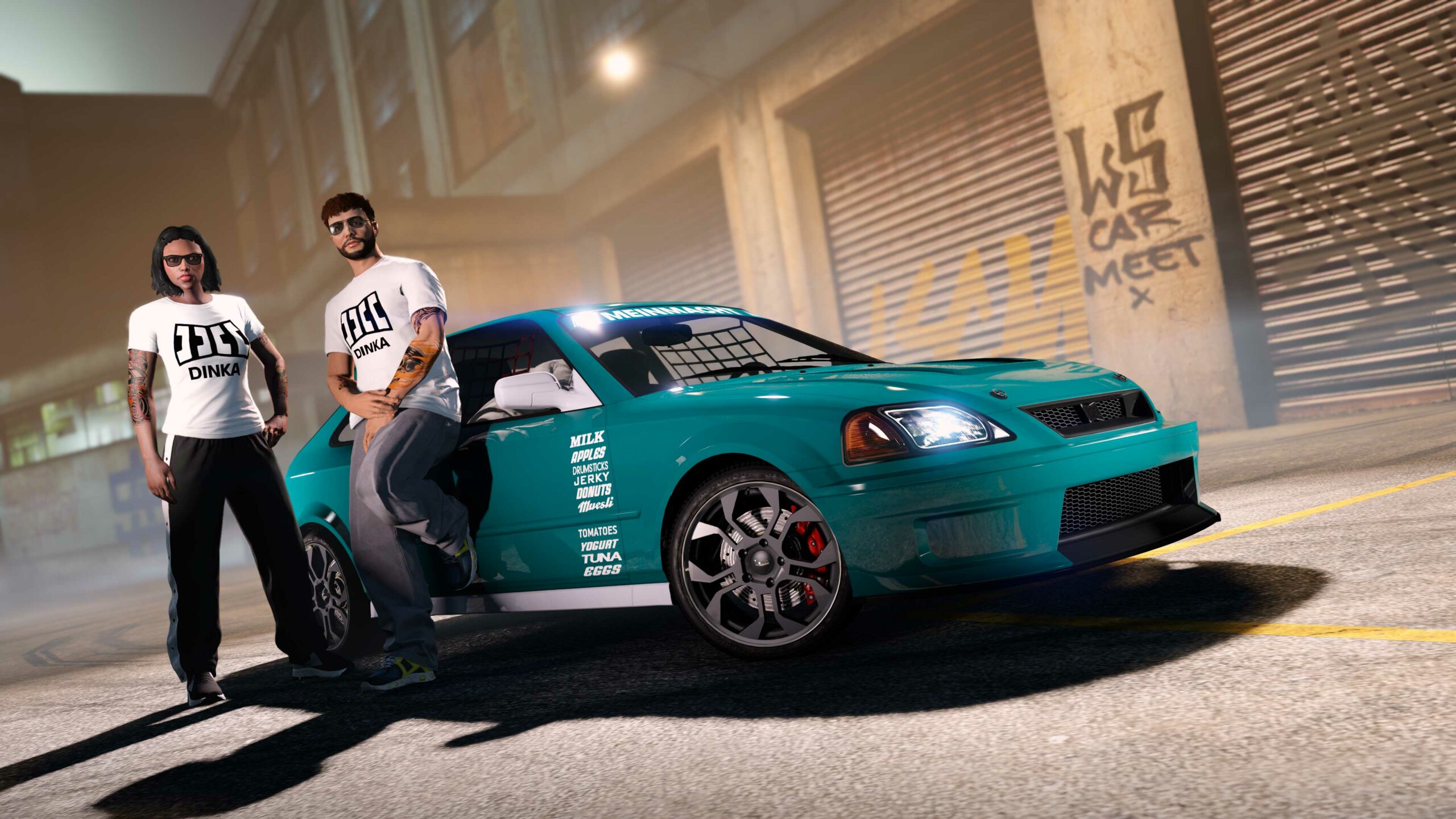 Dois personagens do GTA Online usando a Camiseta Dinka Branca com estampa preta. Eles estão ao lado de um Dinka Blista Kanjo Verde-azulado.