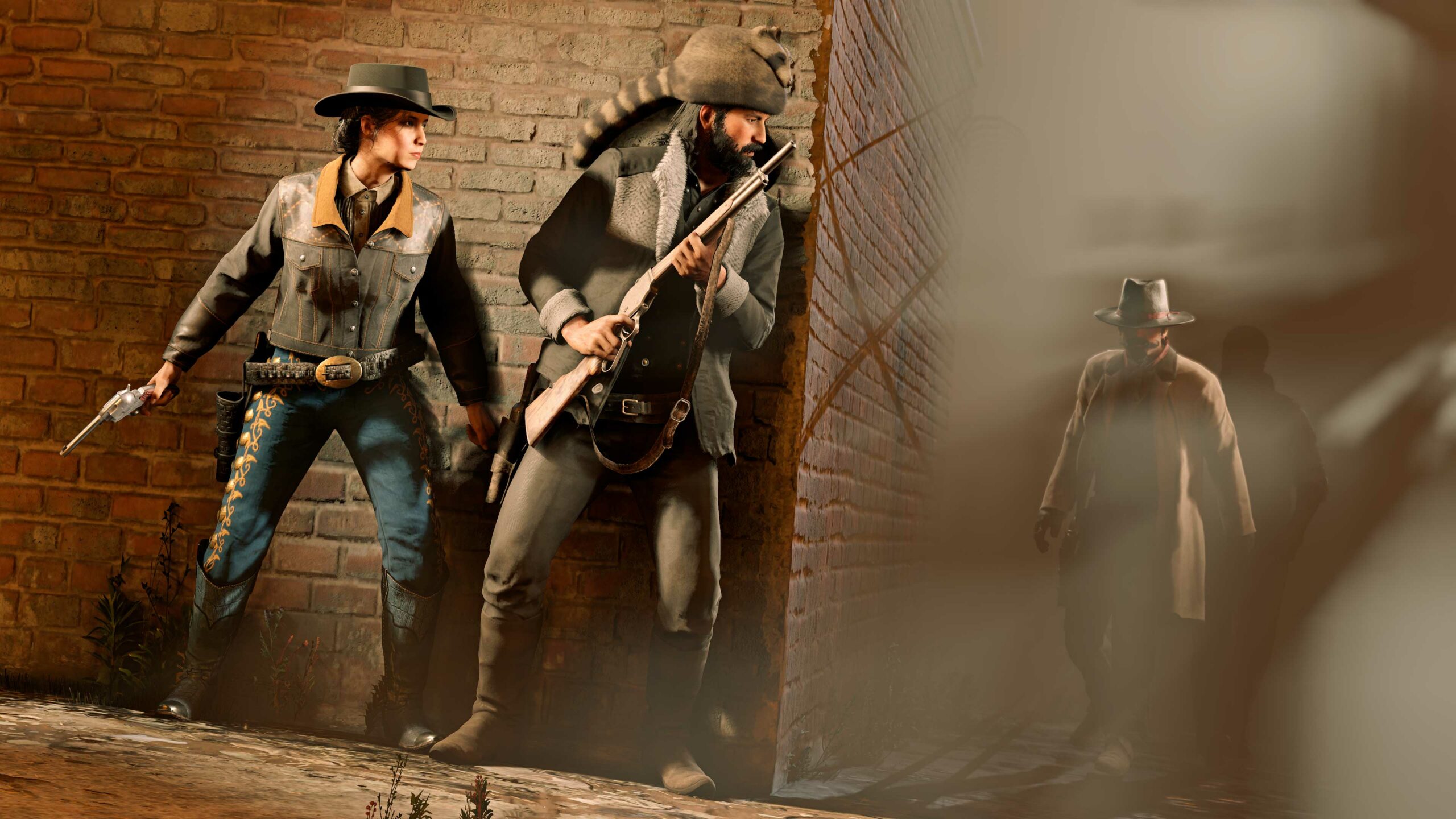 Dois personagens de Red Dead Online se protegendo atrás de cobertura, usando roupas obtidas de Recompensas de Ofício. Um Fora da Lei ameaçador olha na direção deles das sombras.