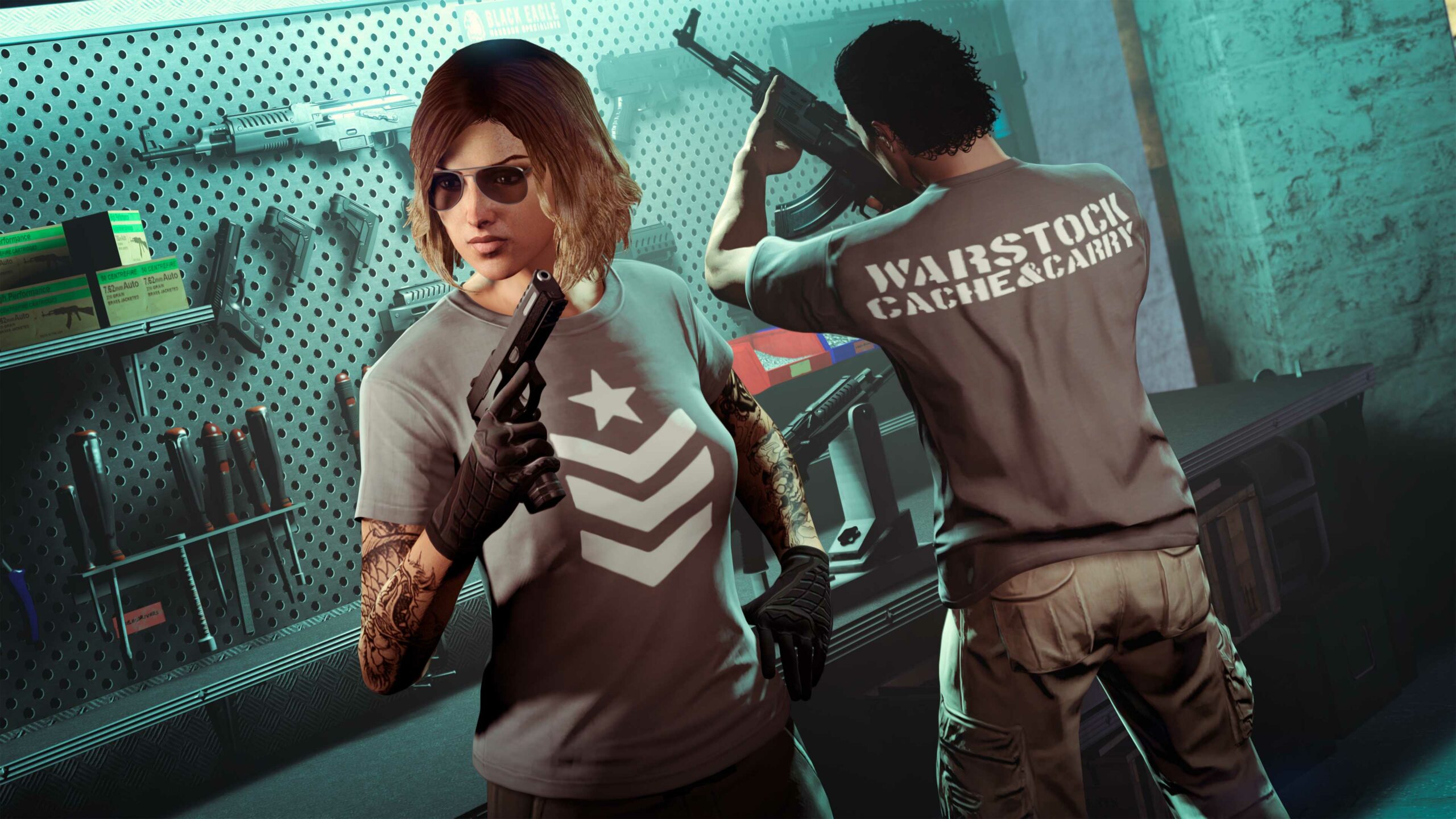 Dois personagens do GTA Online preparando armas em um Bunker enquanto usam Camisetas Warstock contendo a marca na parte da frente e o texto “Warstock Cache and Carry” na parte de trás.