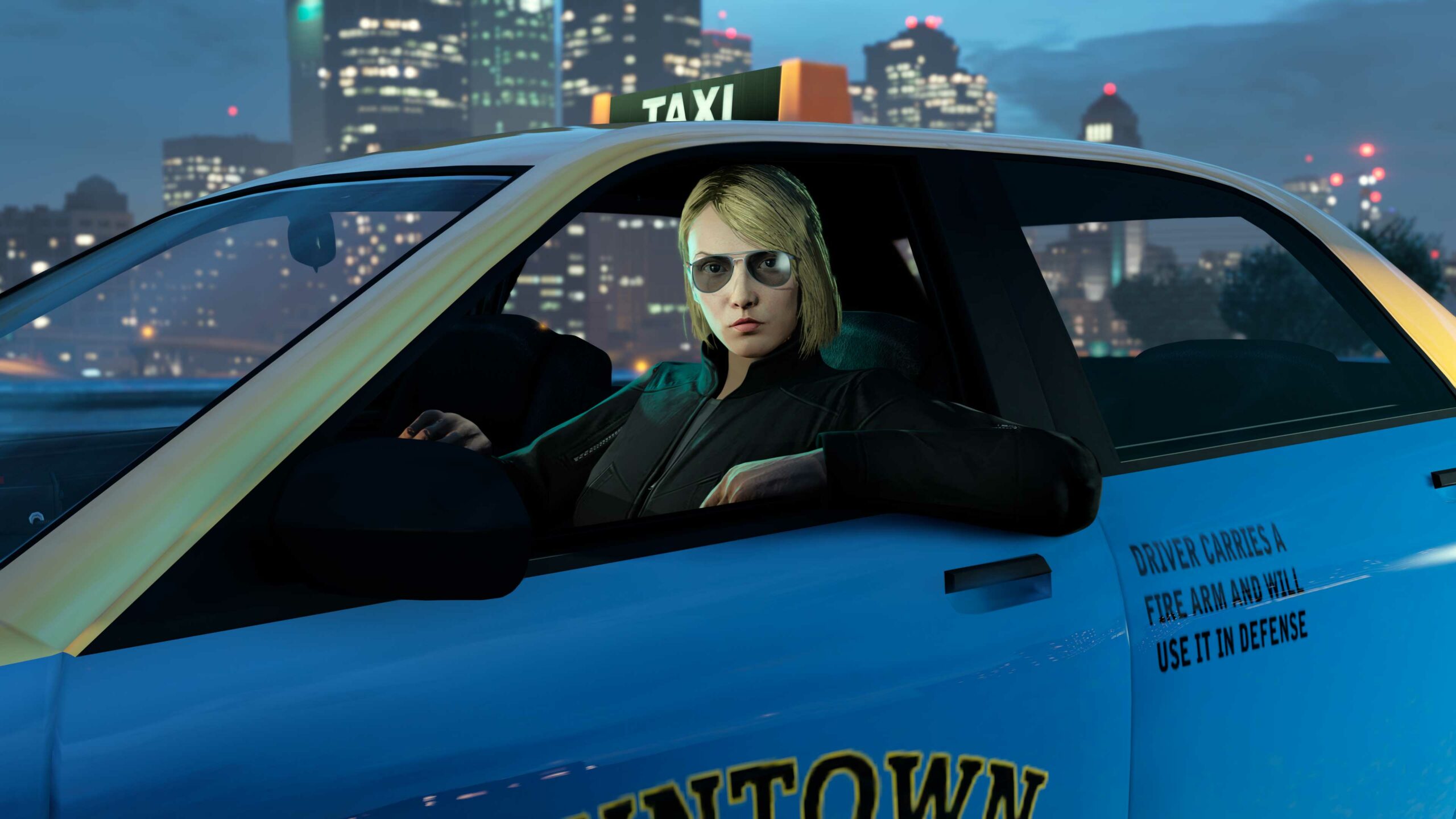 Imagem de um personagem no GTA Online no assento do motorista de um Táxi